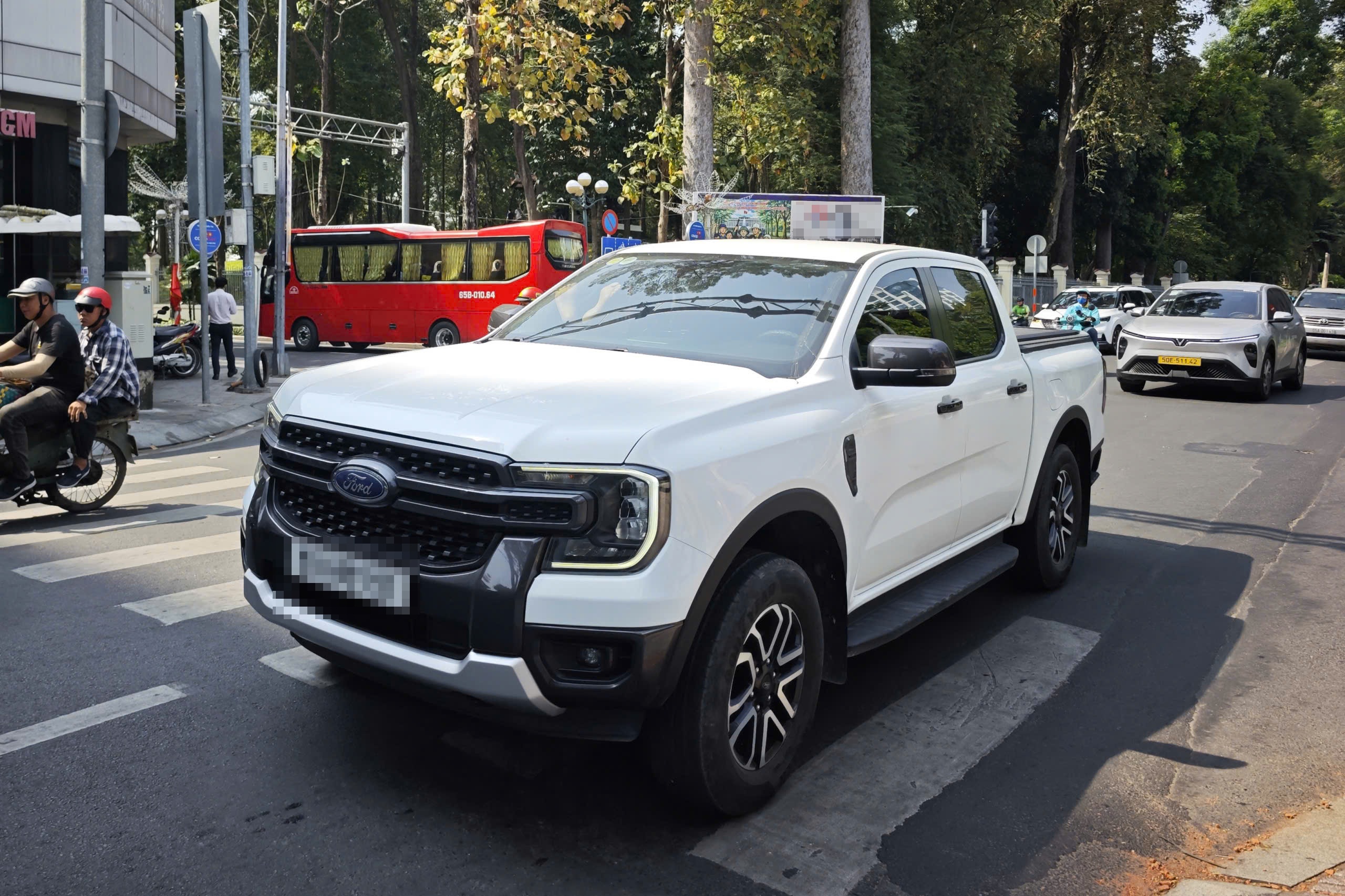 Tài xế ô tô bán tải giật mình trước biển báo cấm xe tải ở nội đô TPHCM