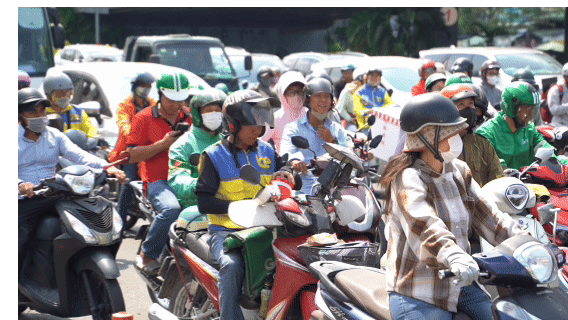 Người dân “than trời” vì bỏng rát, oi bức giữa cao điểm nắng nóng ở TPHCM