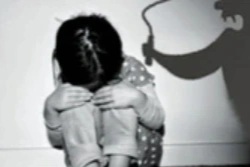 Vụ phụ huynh vào trường đánh học sinh 10 roi: Dừng đứng lớp 2 giáo viên