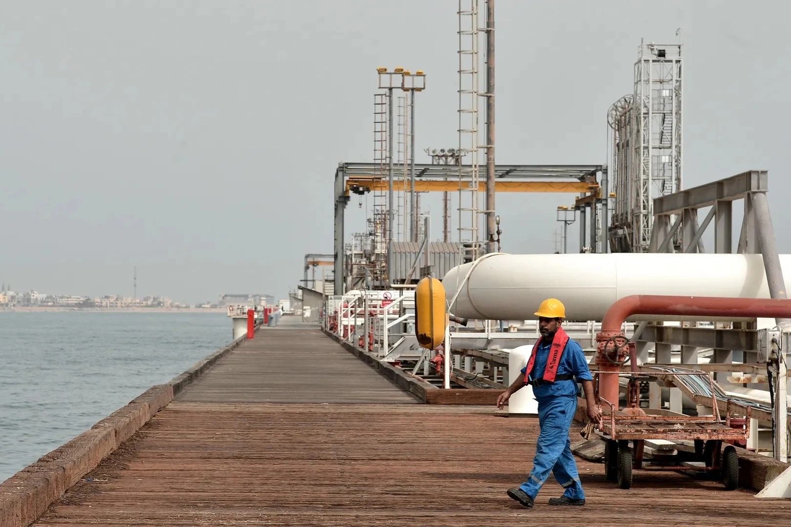 Mỹ để ngỏ kiểm soát nguồn dầu Iran, Tehran đáp trả cứng rắn