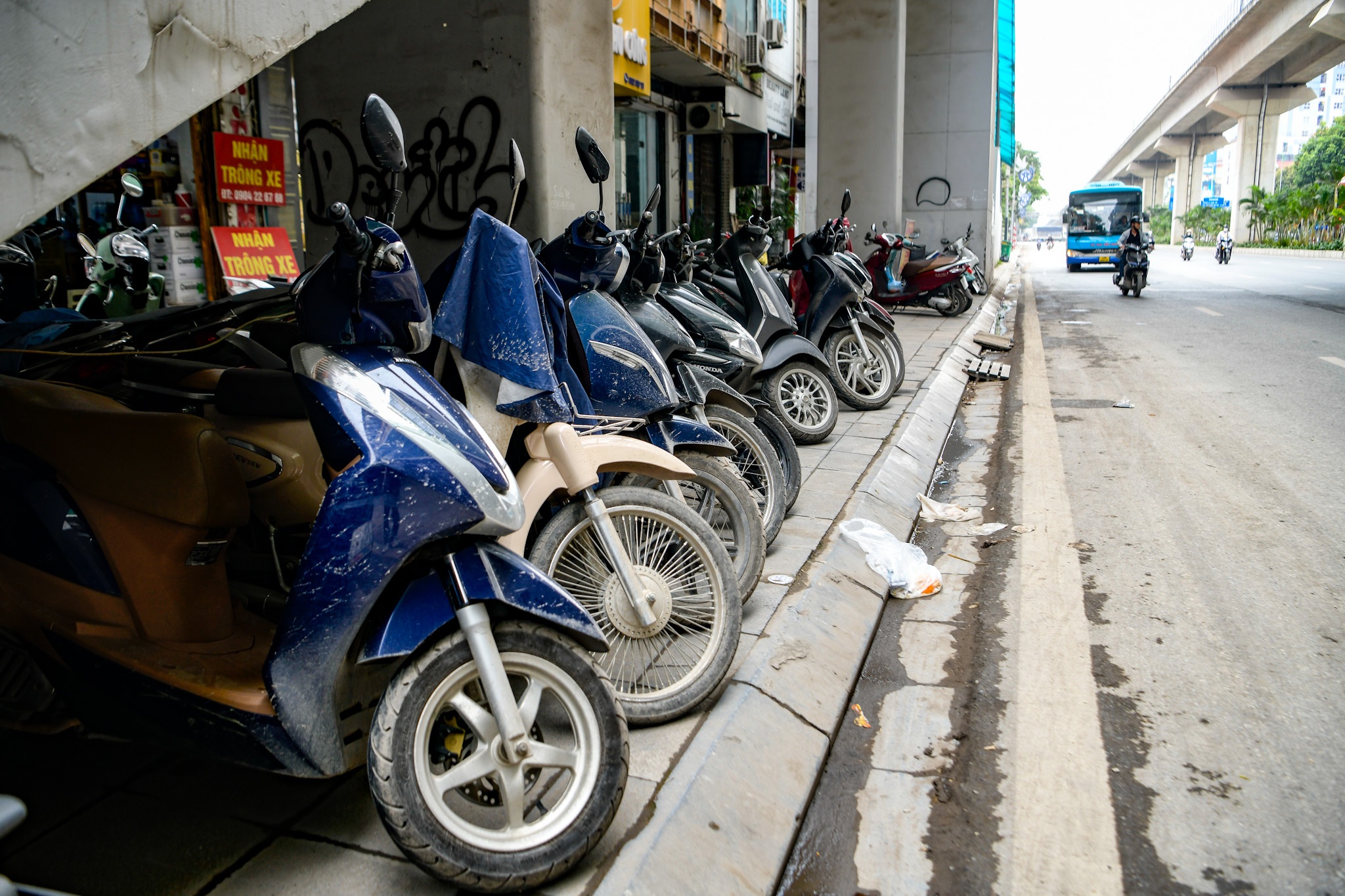 Ô tô, xe máy vẫn quây xung quanh chân các nhà ga tuyến Cát Linh - Hà Đông
