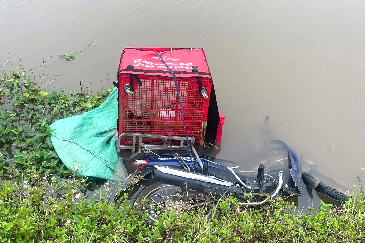 Phát hiện thi thể nam shipper cùng xe máy dưới mương nước