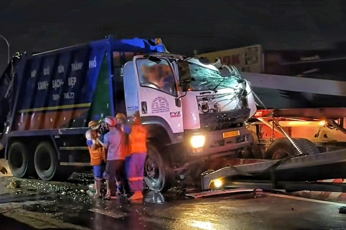 Xe chở rác đụng ô tô vận chuyển hàng siêu trường ở TPHCM, tài xế tử vong