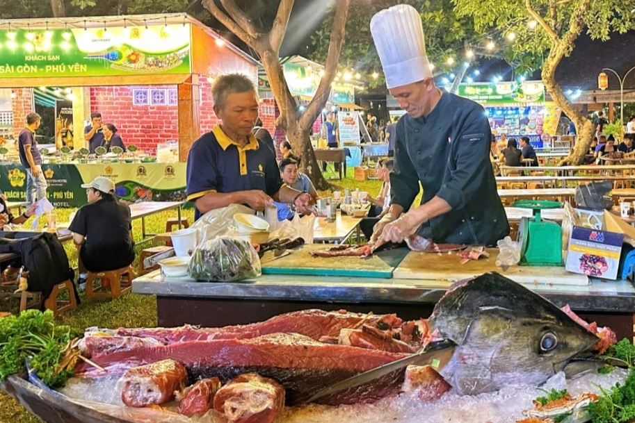 Cá ngừ 50kg vượt hơn 500km về TPHCM, hút khách tại lễ hội ẩm thực 3 miền