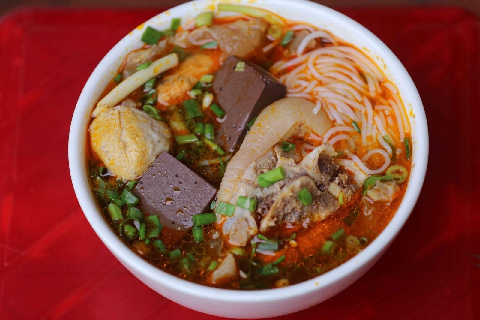 Một tô bún bò Huế tương đương 3 bát cơm