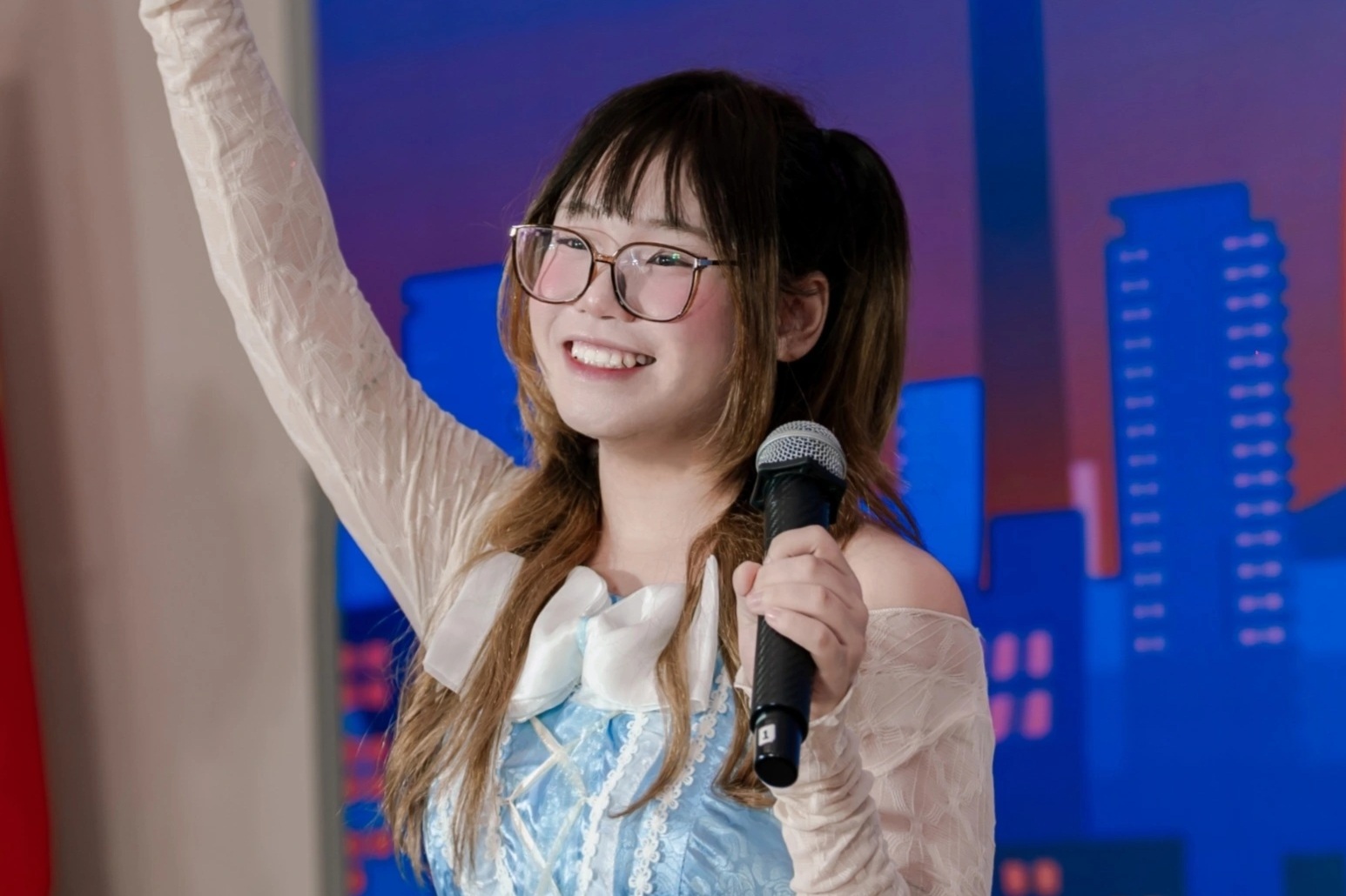 Bị ung thư xương phải cắt cụt chi năm 15 tuổi, nữ sinh vì mẹ mà 