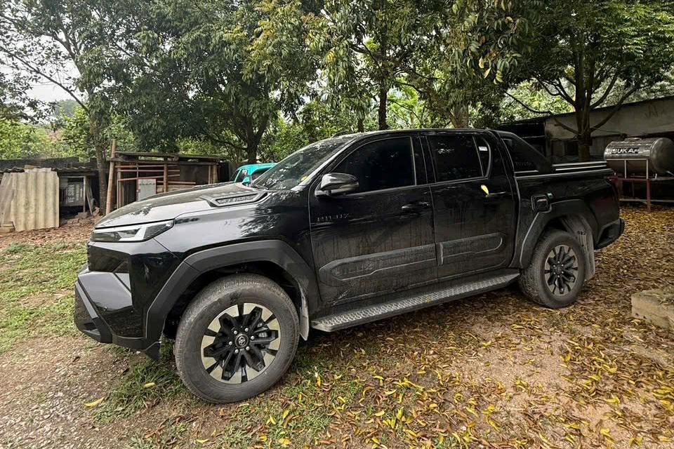 Toyota Hilux 2026 biển số Hà Nội mới chạy 300km đã được rao bán