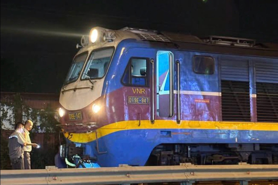 Xe máy bị tàu hỏa vò nát, hai nữ sinh đại học tử vong