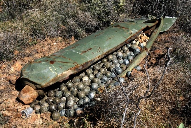 Bom chùm nguy hiểm ra sao mà bị quốc tế lên án?