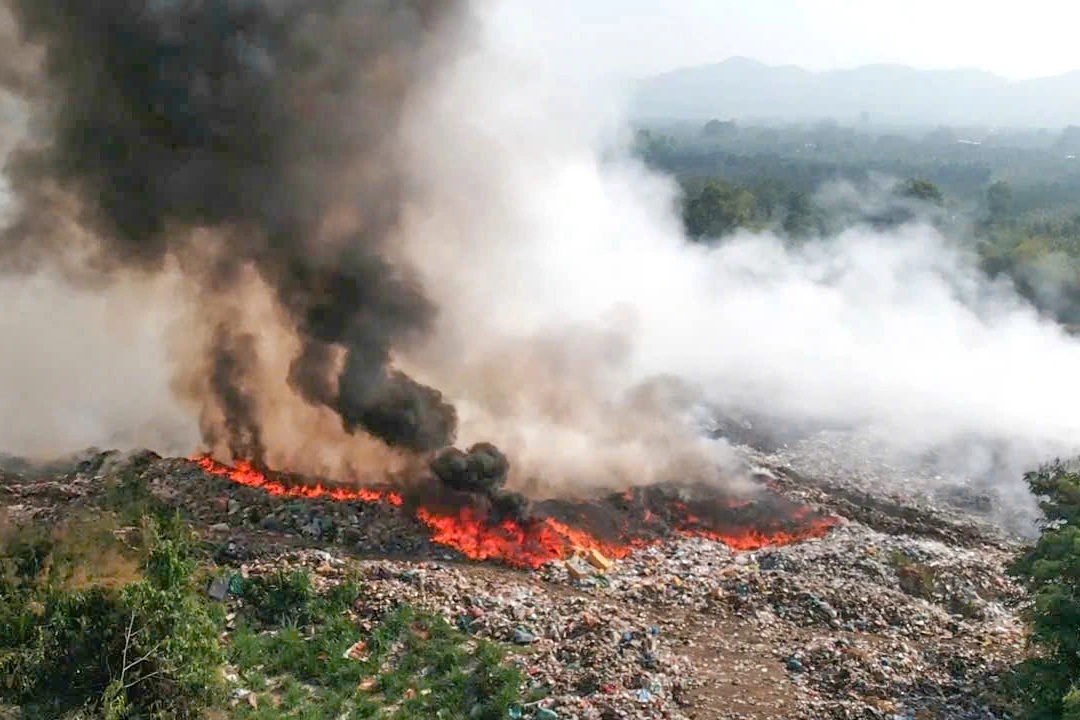 Bãi rác cháy 2 ngày chưa tắt, khói đen tràn vào khu dân cư ở Lâm Đồng