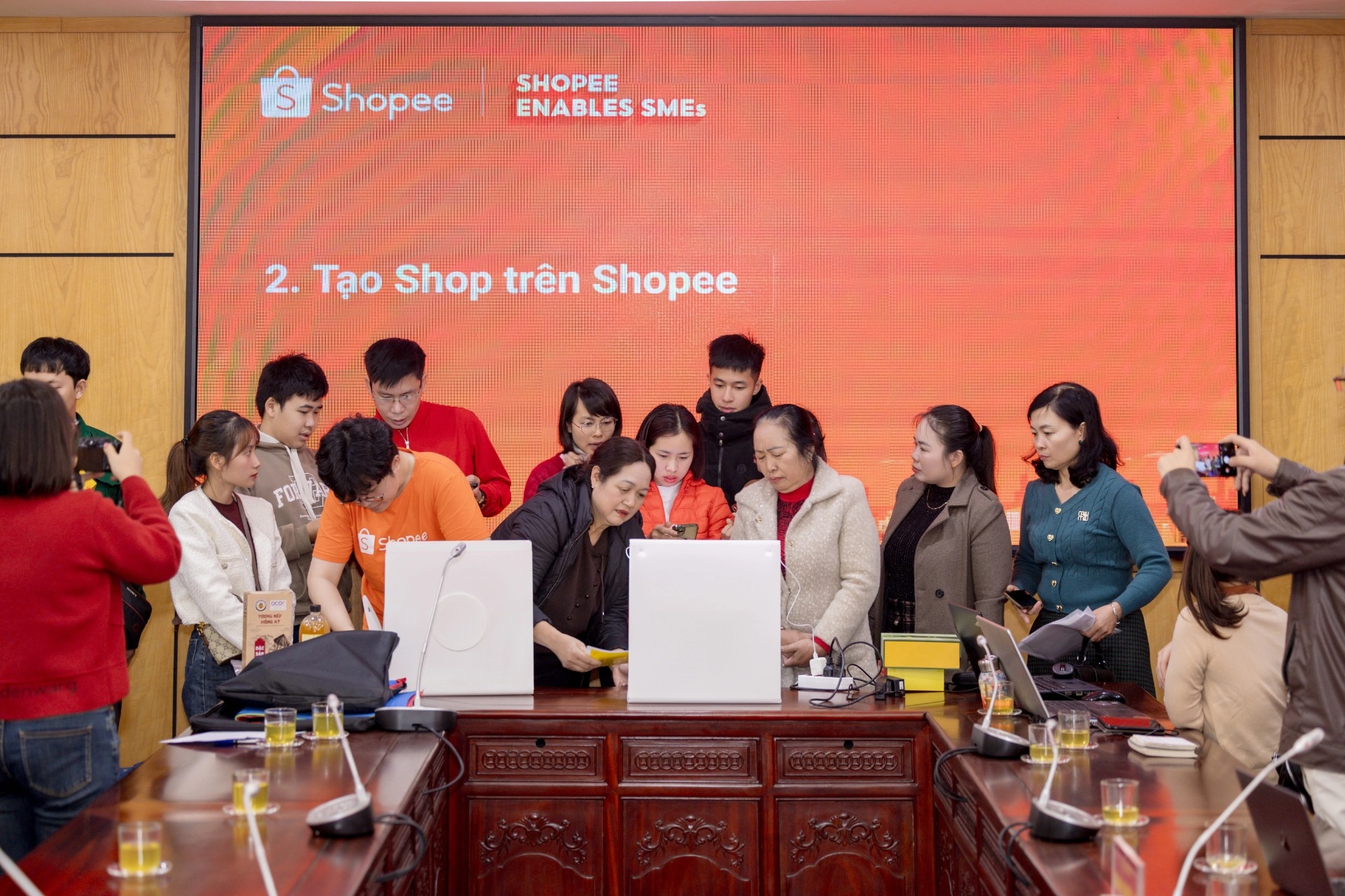 Shopee đồng hành cùng SMEs Việt tăng tốc chuyển đổi số và xuất khẩu trực tuyến