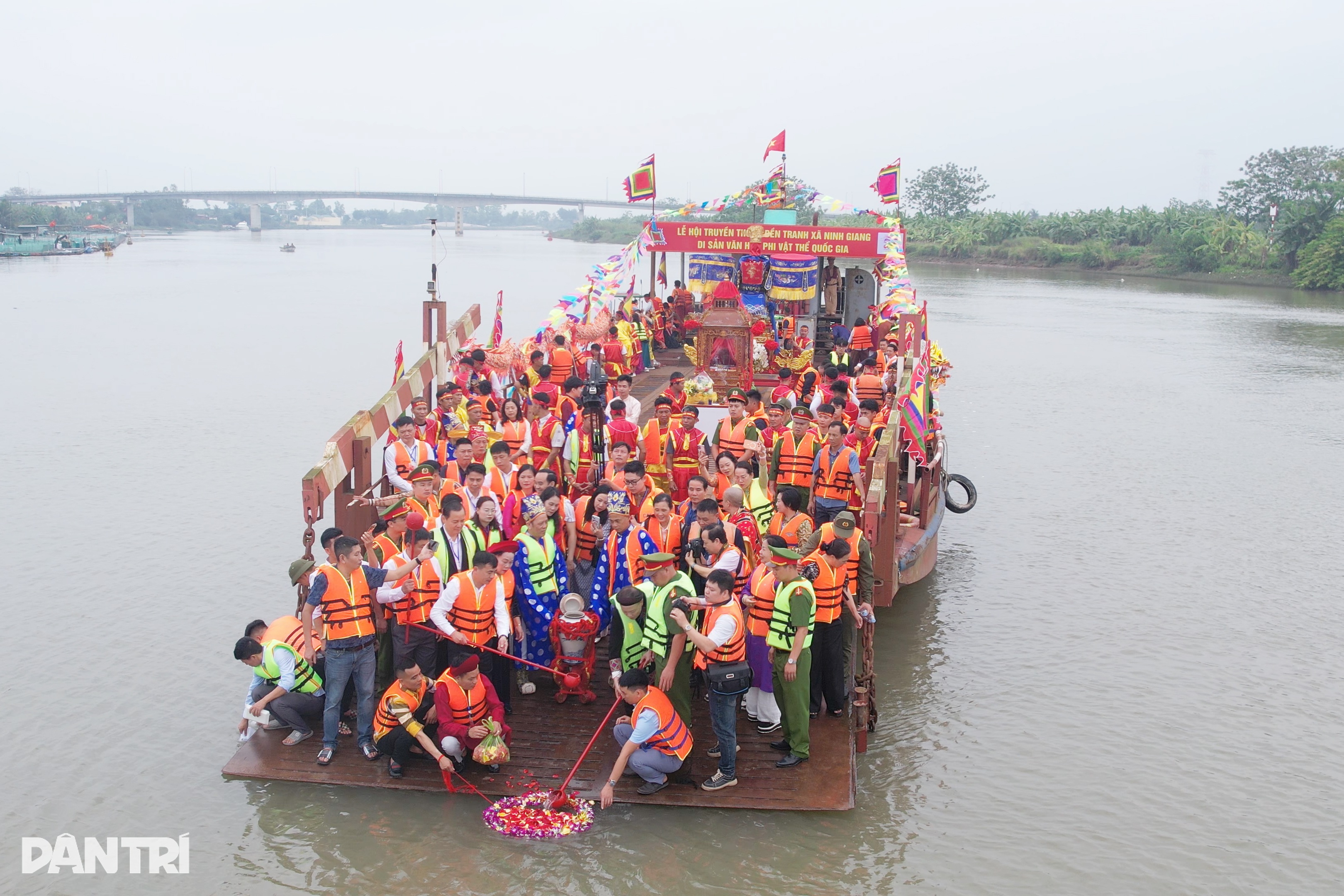 Xem nghi thức lấy nước thiêng nơi ngã ba sông Tranh