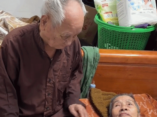 Cụ ông 95 tuổi ở Hưng Yên vừa bón cơm cho vợ vừa hỏi 