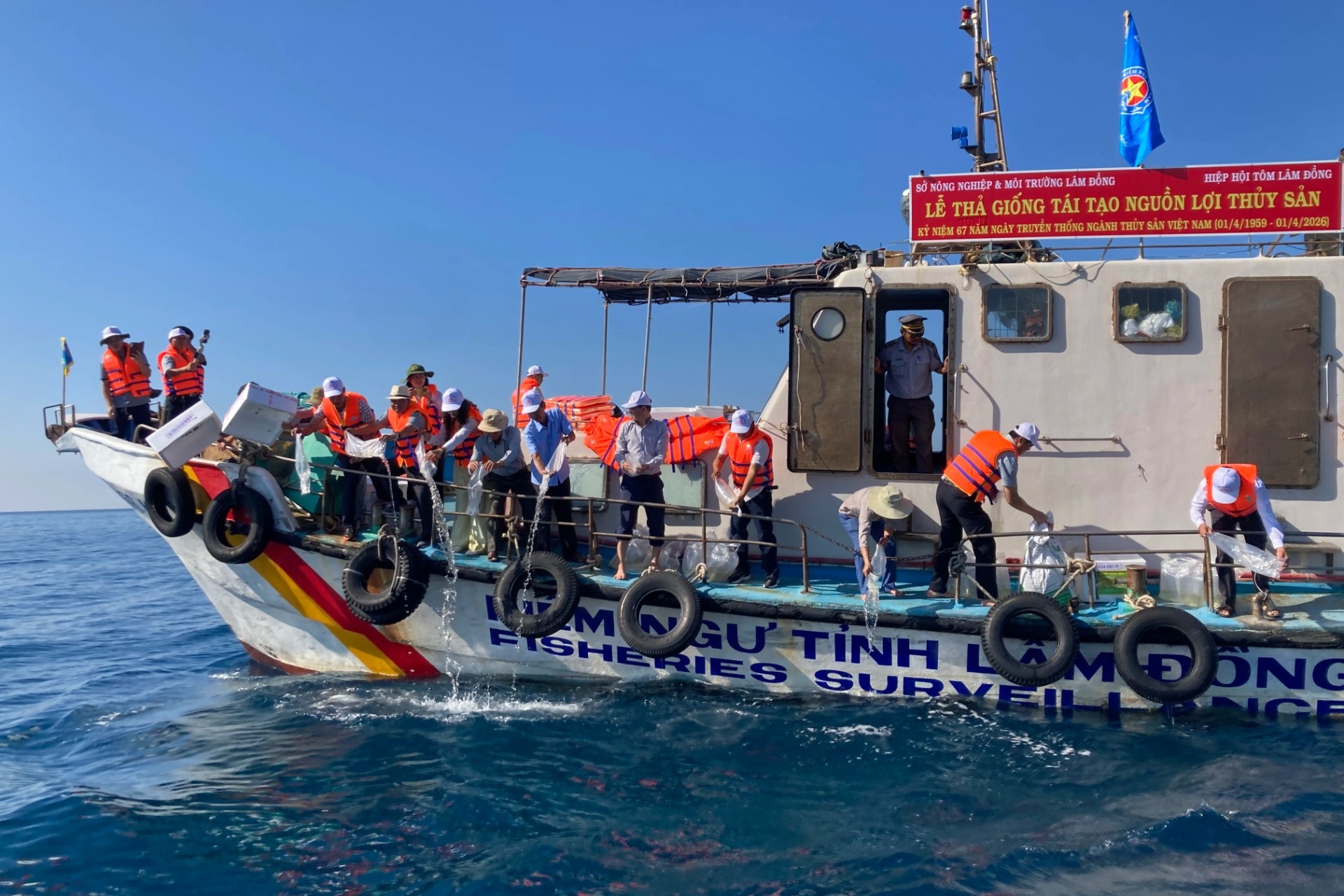 Thả hơn 1,1 triệu con giống cá, tôm, ốc xuống biển Lâm Đồng