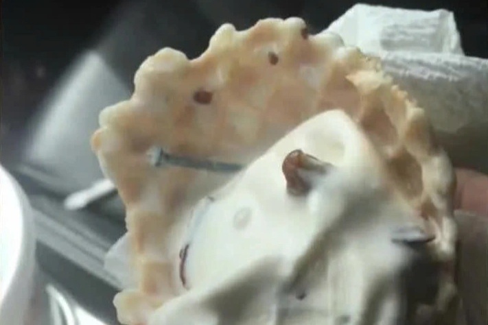 Nuốt phải đinh khi ăn kem, 8 năm sau người phụ nữ Mỹ được nhận 368 tỷ đồng