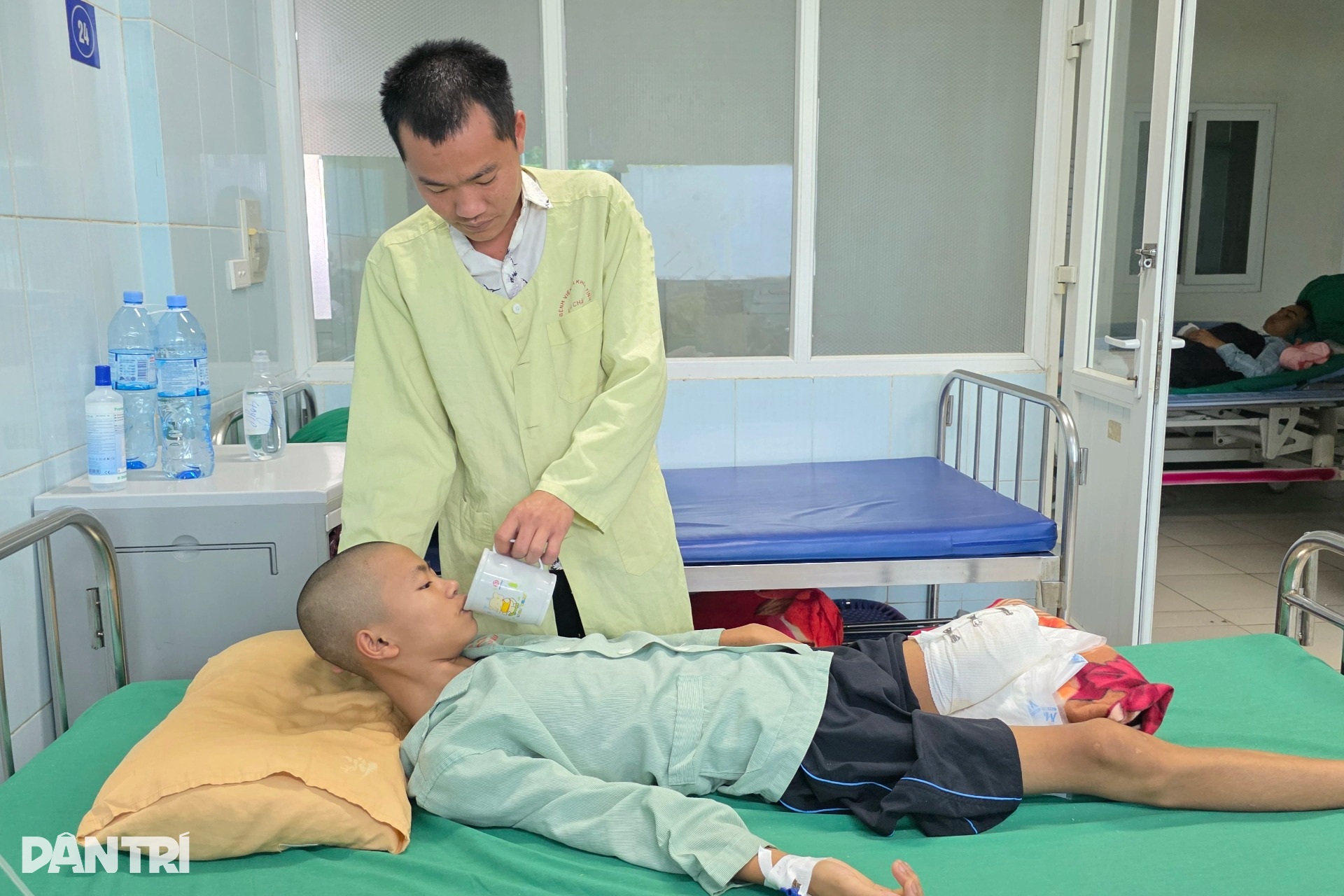 Xót cảnh nam sinh nghèo mất 1 chân sau tai nạn giao thông