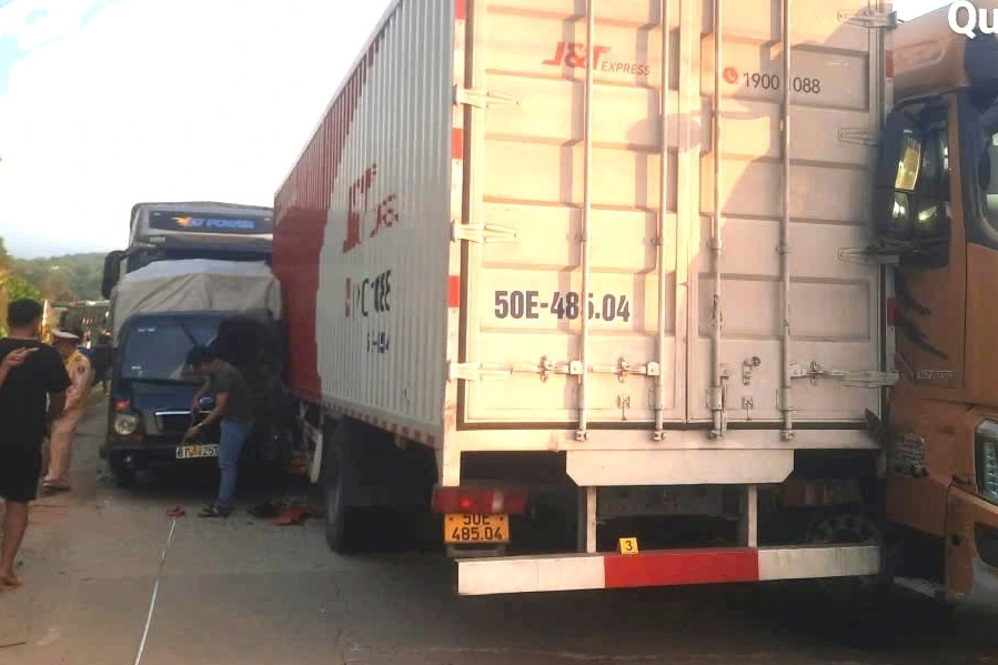 4 xe tải va chạm liên hoàn trong đêm trên đường Hồ Chí Minh