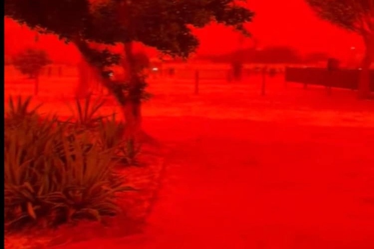 Bầu trời ở Australia đỏ sẫm do bão nhiệt đới cuốn bụi sa mạc