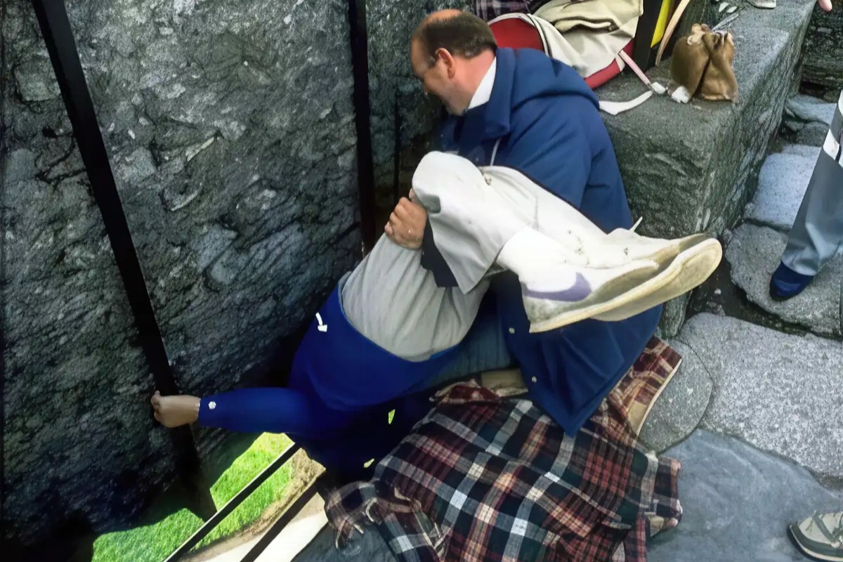 Hàng triệu du khách xếp hàng chờ hôn một hòn đá kỳ lạ ở châu Âu mỗi năm