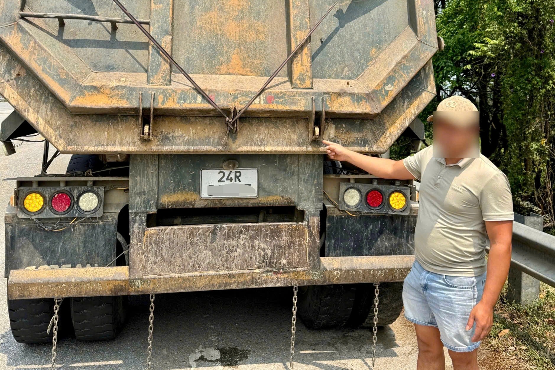 Xử phạt lái xe đầu kéo làm rơi vãi bùn đất trên đường Vành đai 3