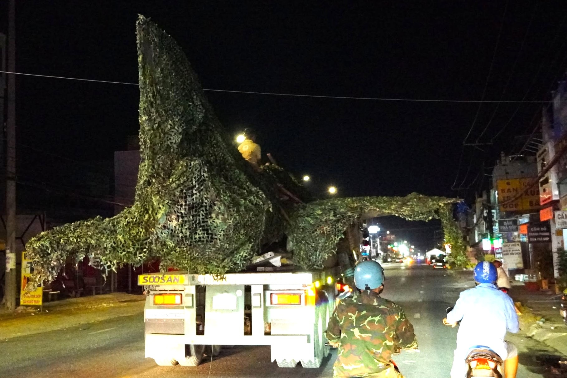 Di dời chiếc máy bay tiêm kích MiG-21 bị 