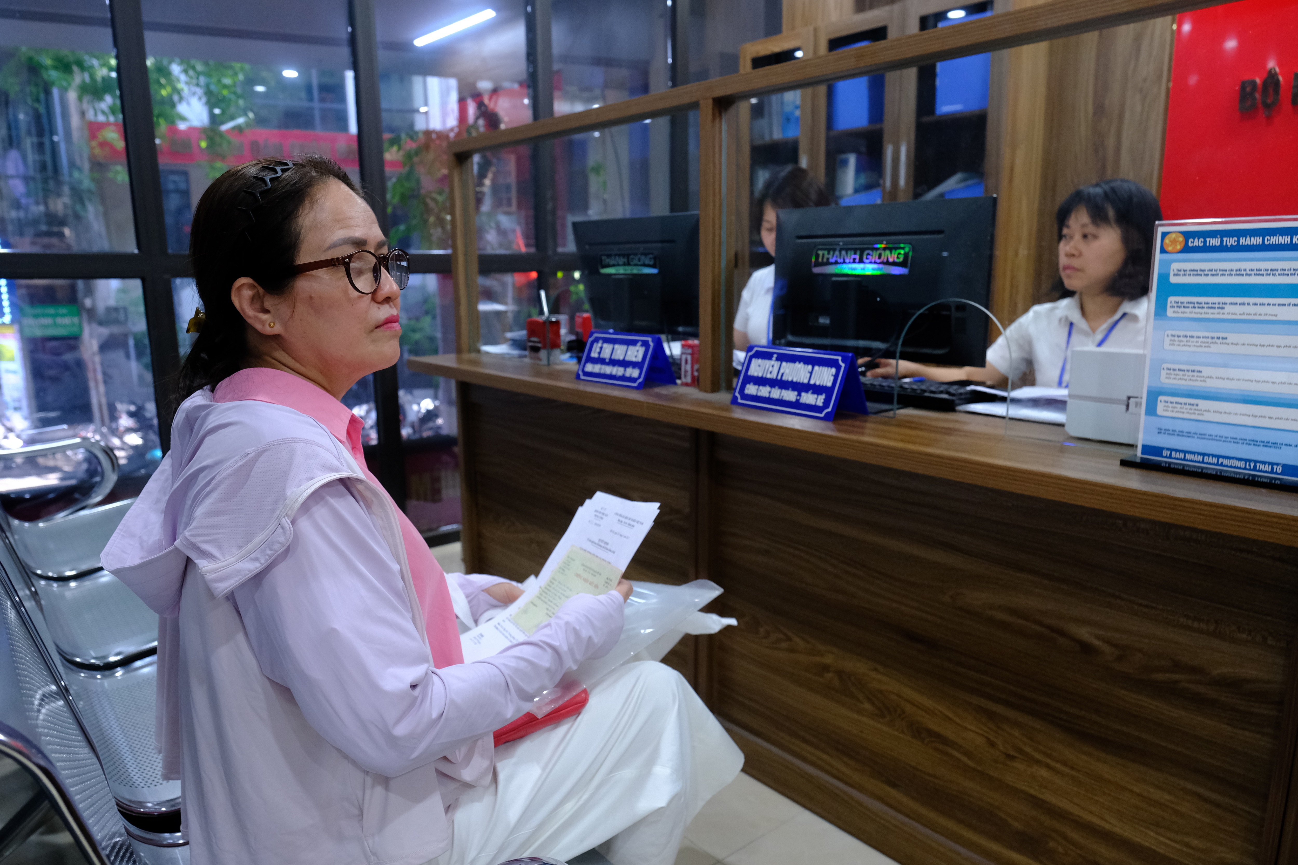 Chị nhờ đứng tên hợp đồng mua nhà, em gái âm thầm làm sổ đỏ tên mình