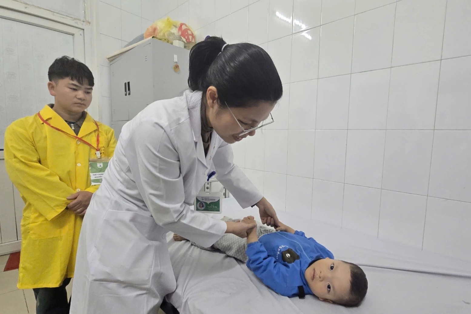 Bạn đọc tiếp thêm hy vọng tới người bố địu con bại não hành trình vượt núi