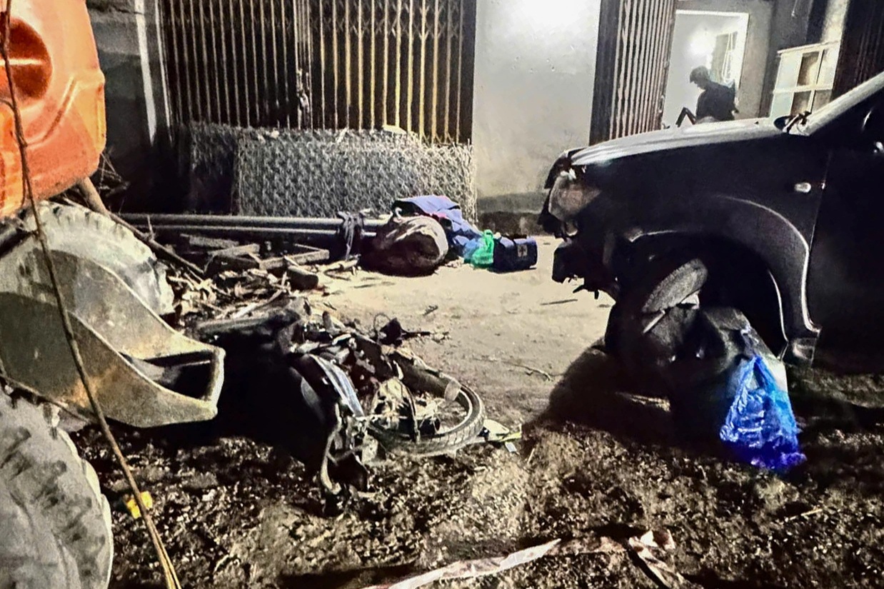 Va chạm giữa ô tô và xe máy trong đêm, 2 người thương vong