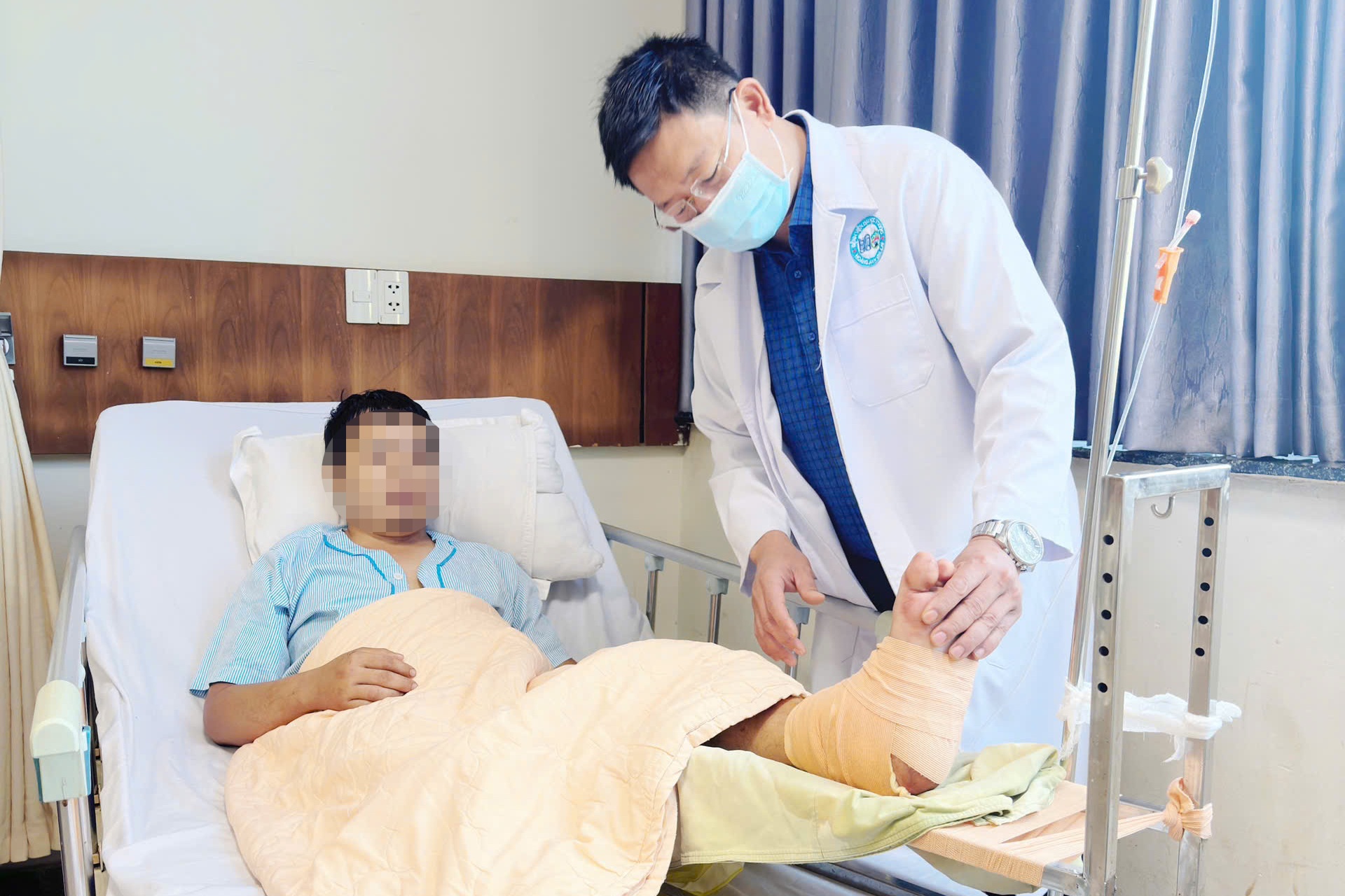 Nối lại gót chân gần đứt lìa cho bệnh nhân bị xe khách cán qua