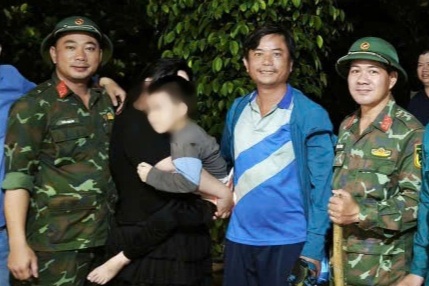 Xuyên đêm tìm cháu bé bỏ chạy lên đồi vì sợ tiếng chó sủa