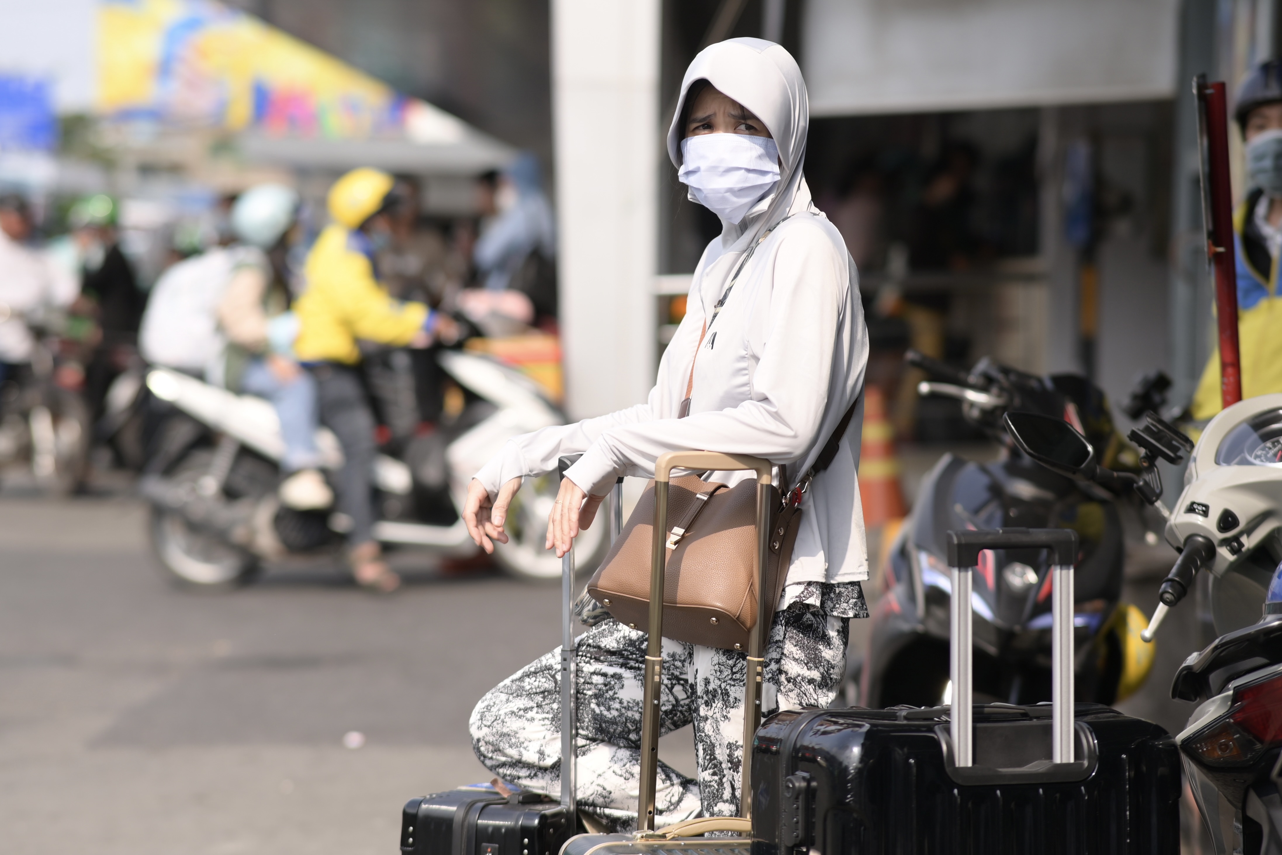 TPHCM nắng nóng kéo dài, có nơi trên 37 độ C