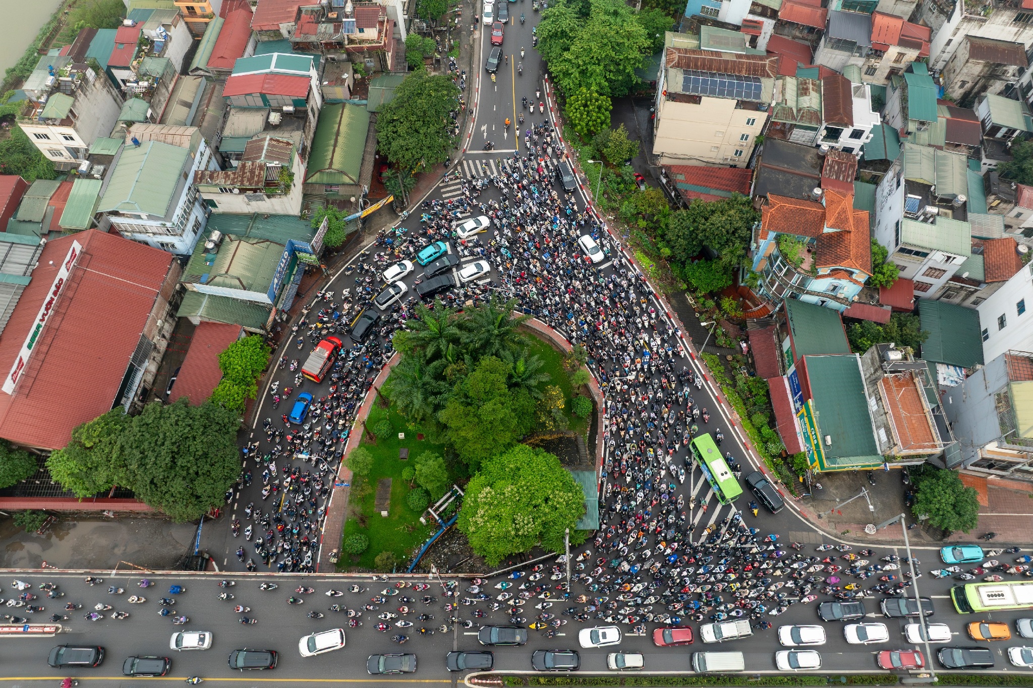Cấm cầu Long Biên, ùn tắc kéo dài do phương tiện đổ dồn về cầu Chương Dương