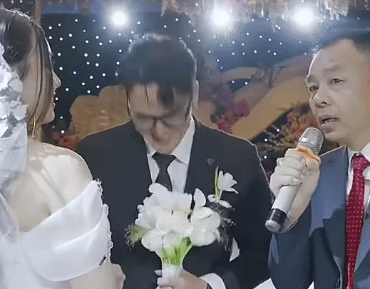 Khoảnh khắc bố dặn con rể trong đám cưới con gái hút 3 triệu lượt xem