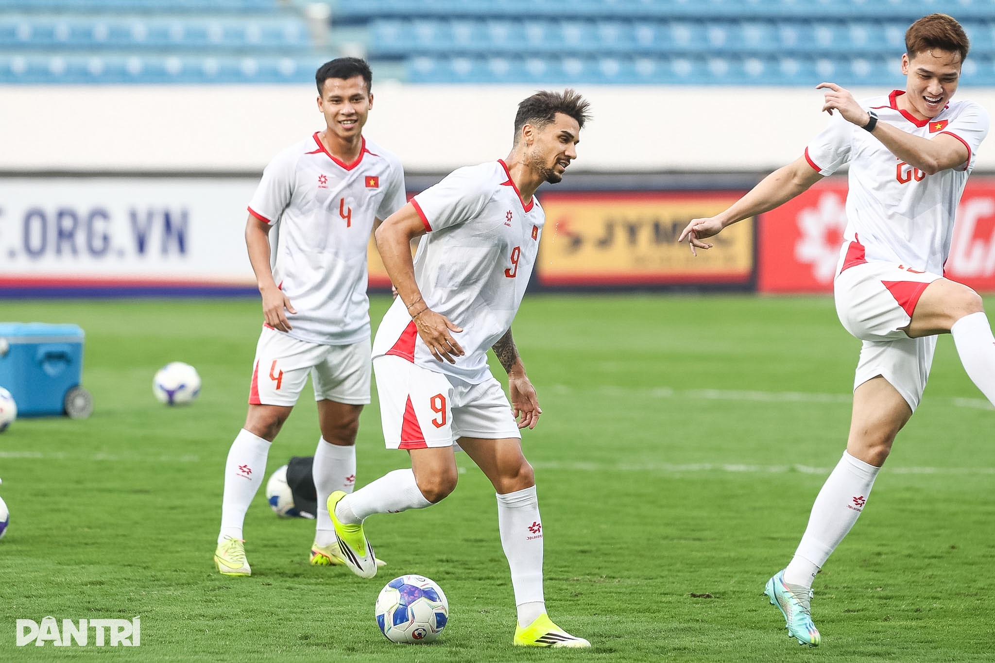 Hoàng Hên phô diễn kỹ thuật trong buổi tập của đội tuyển Việt Nam