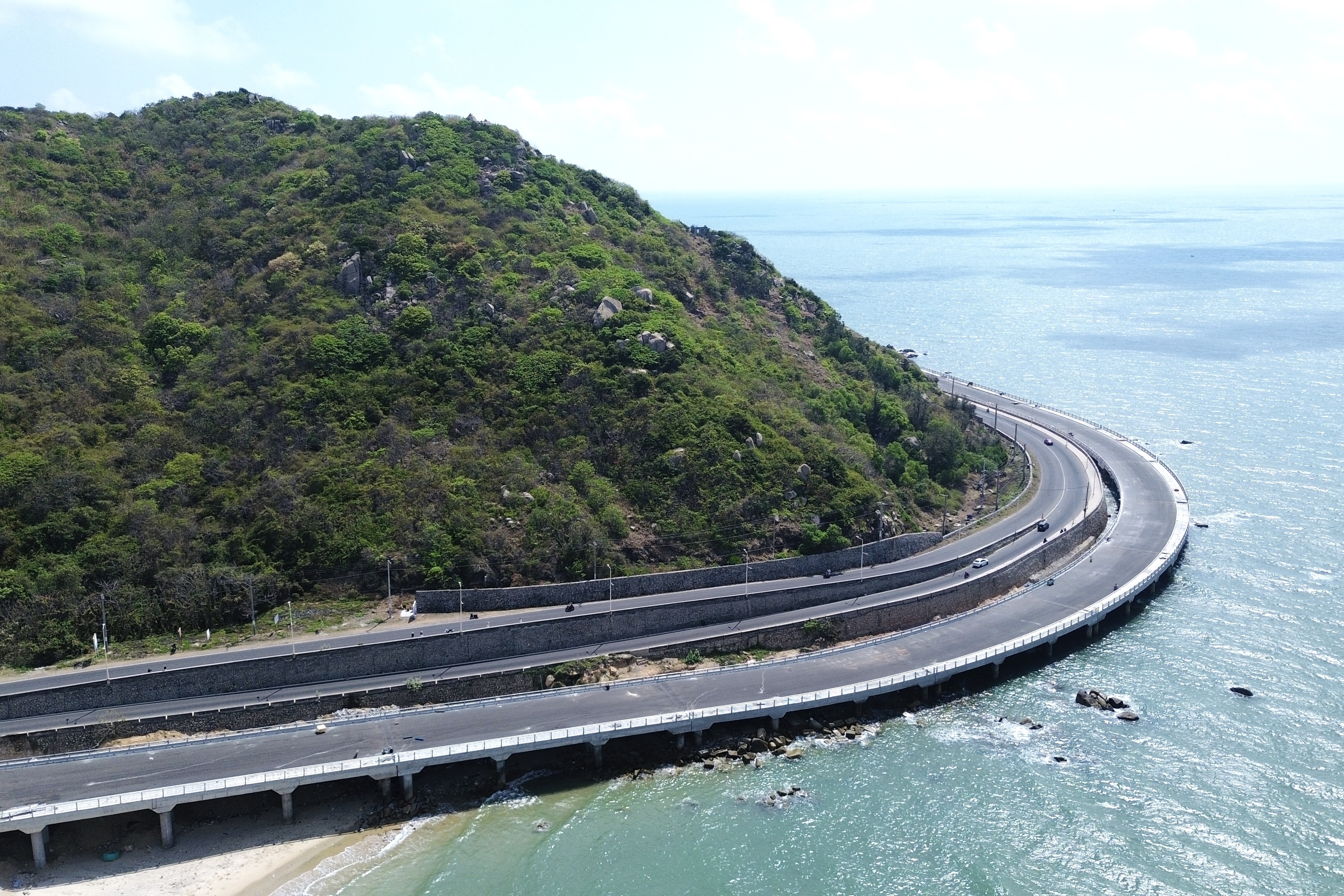 Con đèo uốn lượn giữa biển và núi, “níu chân” du khách ở TPHCM