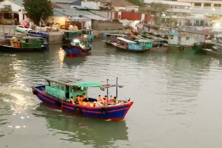 Quảng Ninh siết chặt tour câu mực trái phép trên vịnh Hạ Long