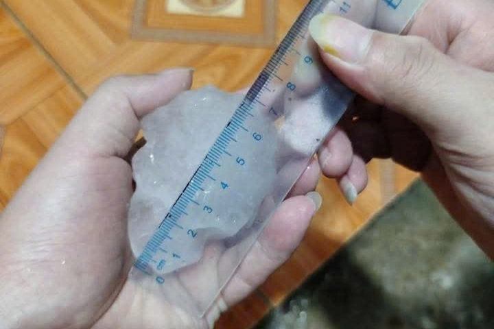 7 nhà sập hoàn toàn, gần 4.200 nhà bị tốc mái do dông lốc, mưa đá