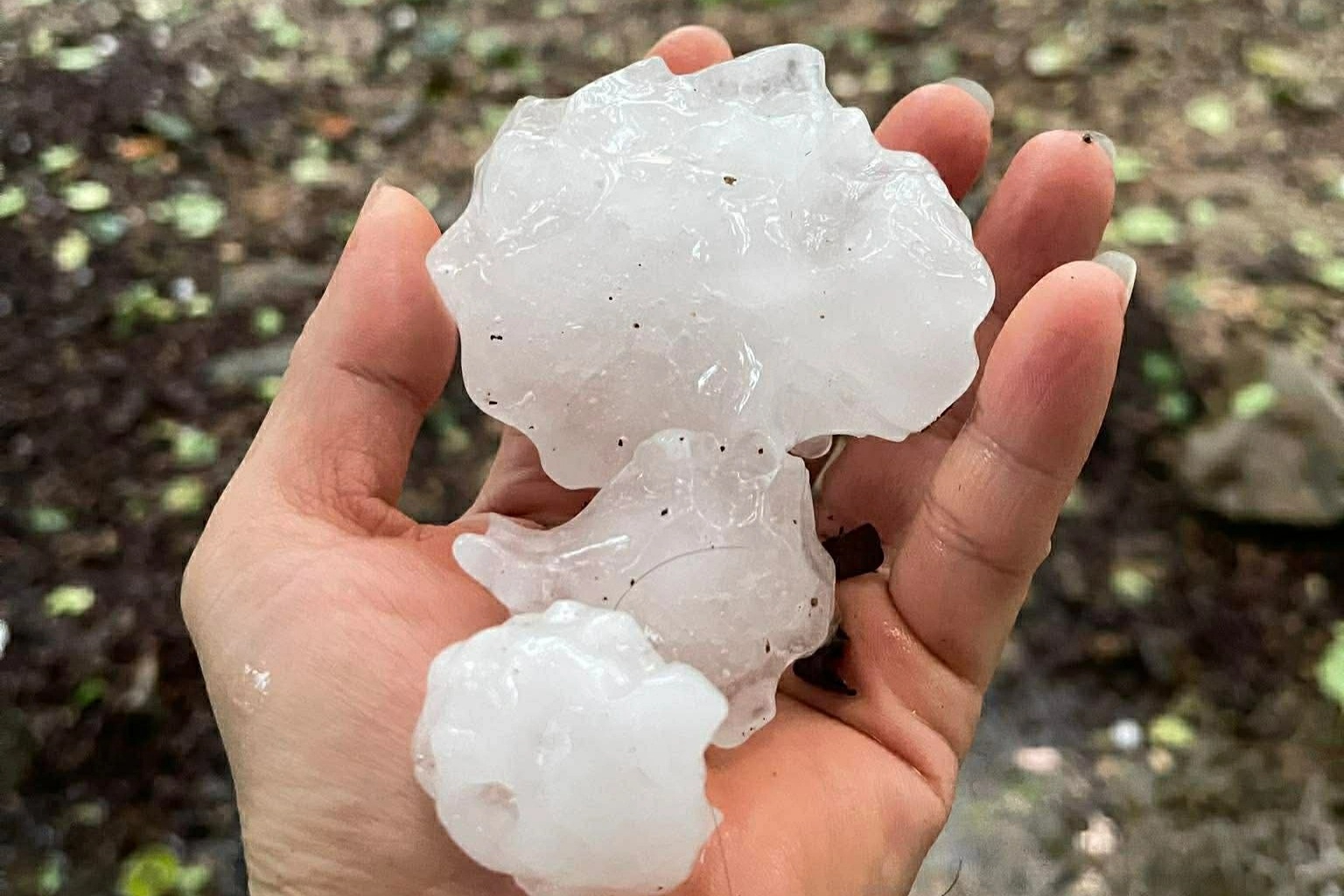 Mưa đá kèm dông lốc khiến 10 người thương vong, 5.400 nhà tốc mái, sập đổ