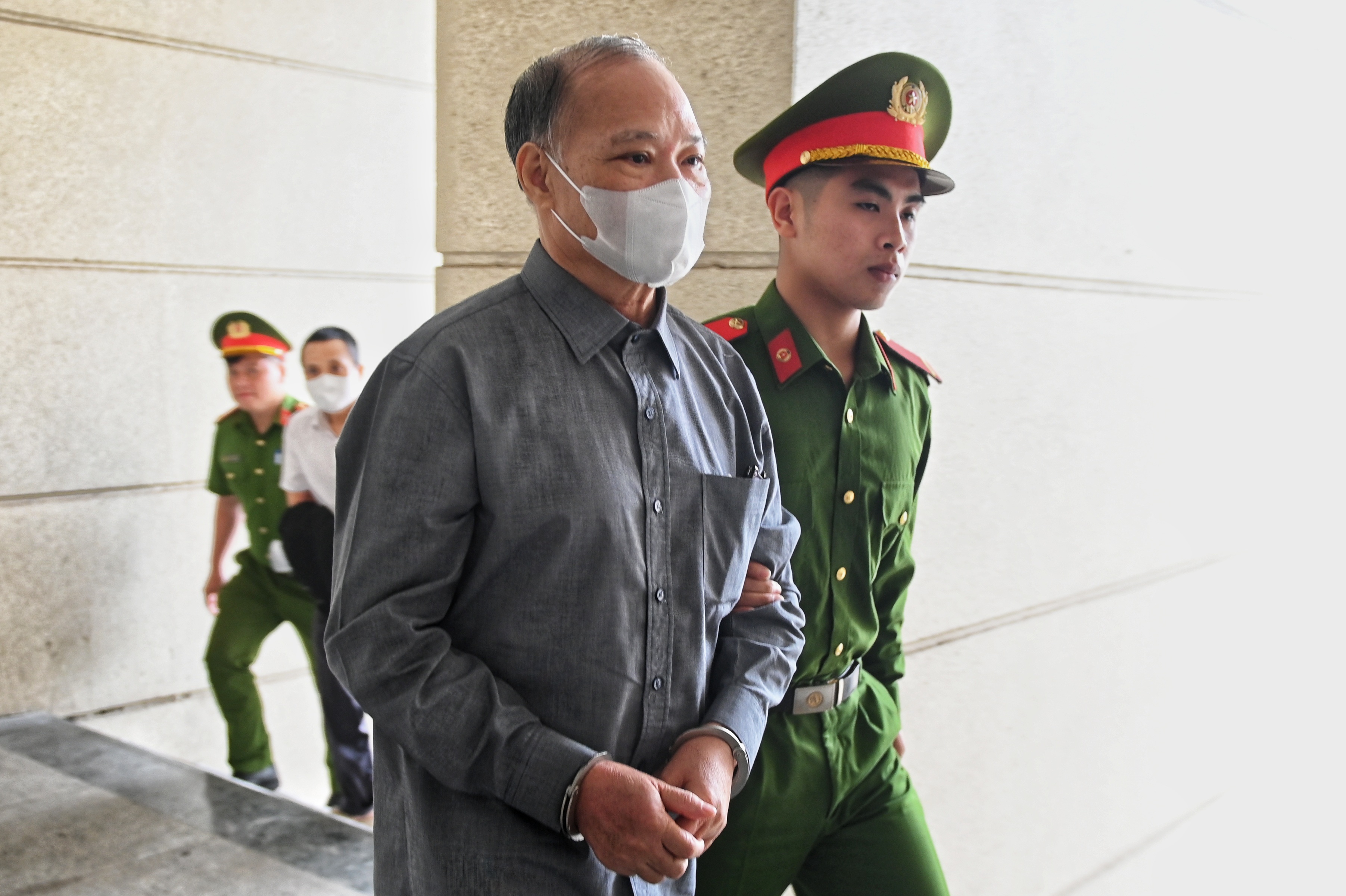 Cựu Thứ trưởng Hoàng Văn Thắng bị dẫn giải đến tòa