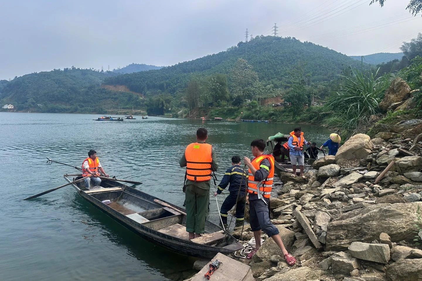 Thuyền chở một gia đình lật trên hồ thủy điện, đôi vợ chồng mất tích