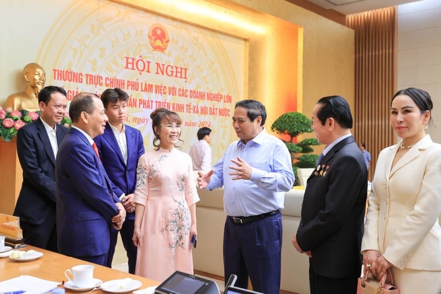 Khối ngoại bán ròng hơn 2.500 tỷ đồng, xả mạnh cổ phiếu của các tỷ phú Việt