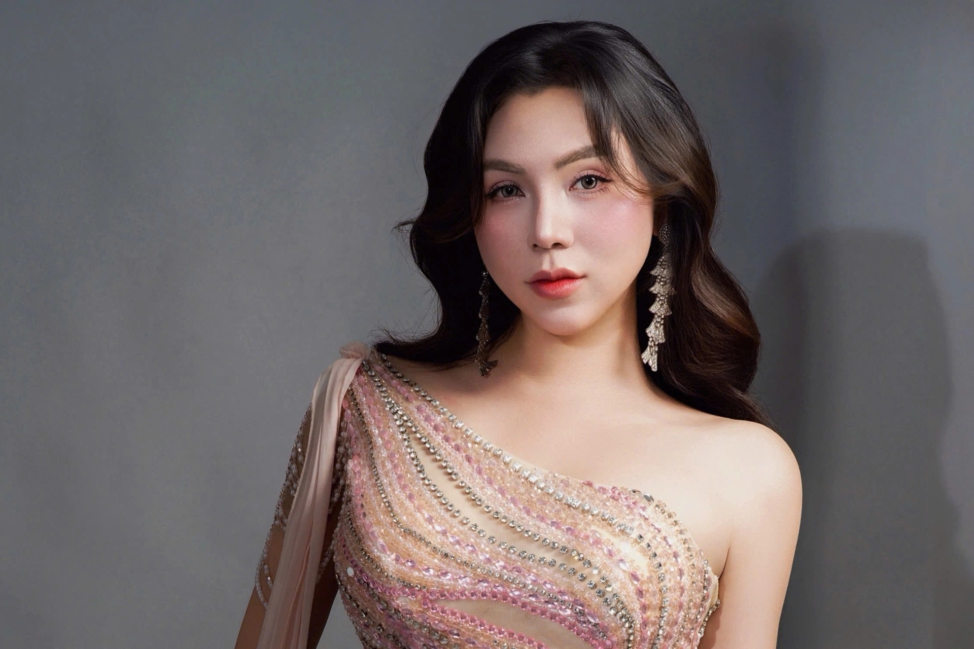 Á hậu bỏ thói “vung tay” mua hàng hiệu sau cú sốc mất tiền tỷ