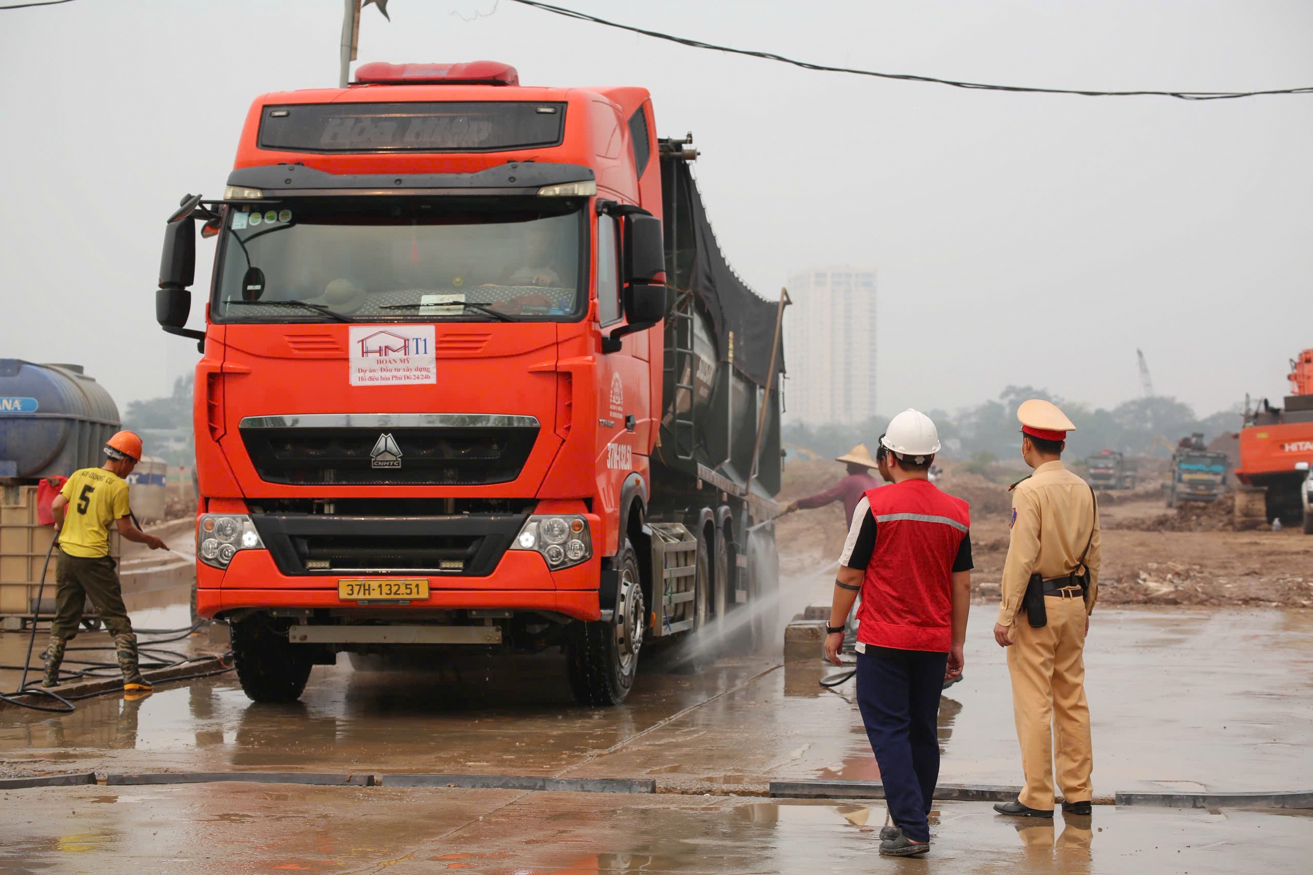 CSGT vào tận công trường yêu cầu tài xế rửa sạch xe trước khi ra đường