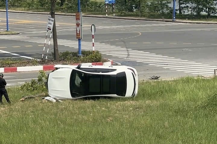 Xe Mercedes tông gãy cây xanh rồi lật nghiêng ở TPHCM