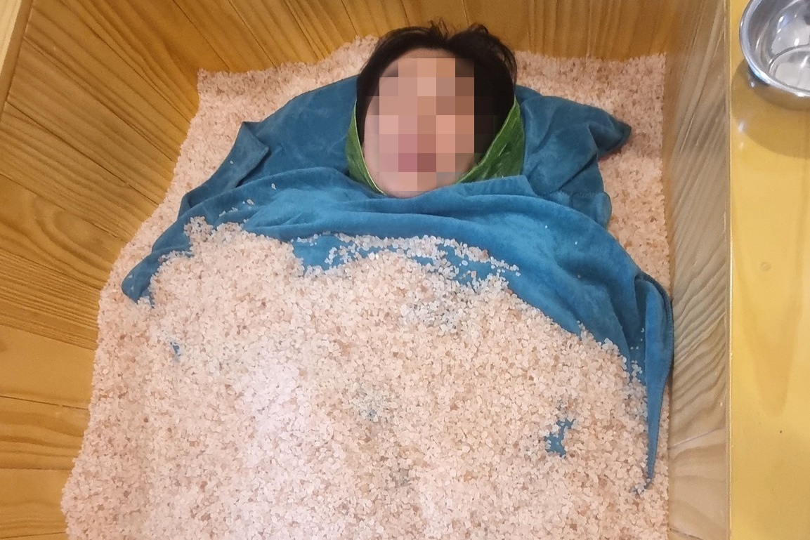 Thực hư việc "vùi mình vào cát nóng" giảm cân, 45 phút mất 6cm vòng bụng?