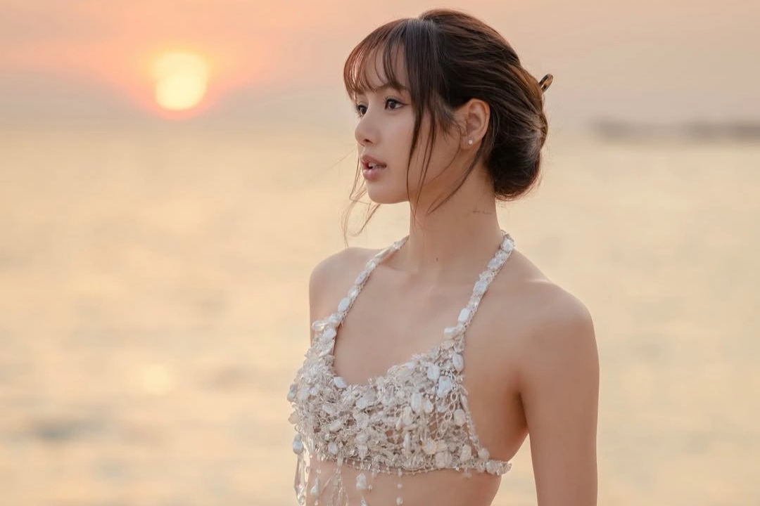 "Búp bê Thái" Lisa diện áo tắm, khoe sắc vóc gợi cảm và rạng rỡ đón tuổi 29