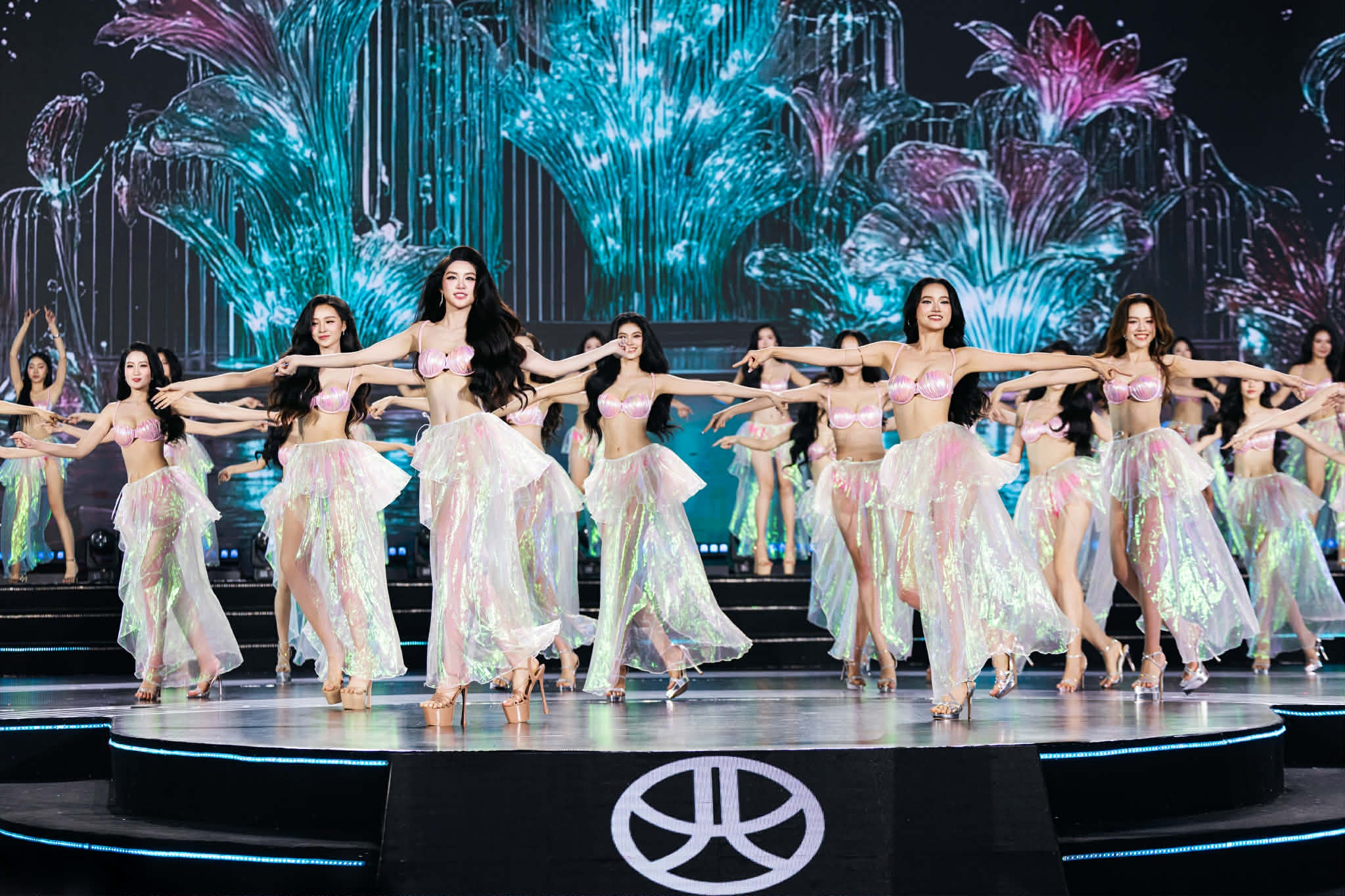 Đằng sau màn đồng diễn ấn tượng của Ý Nhi ở chung kết Miss World Vietnam