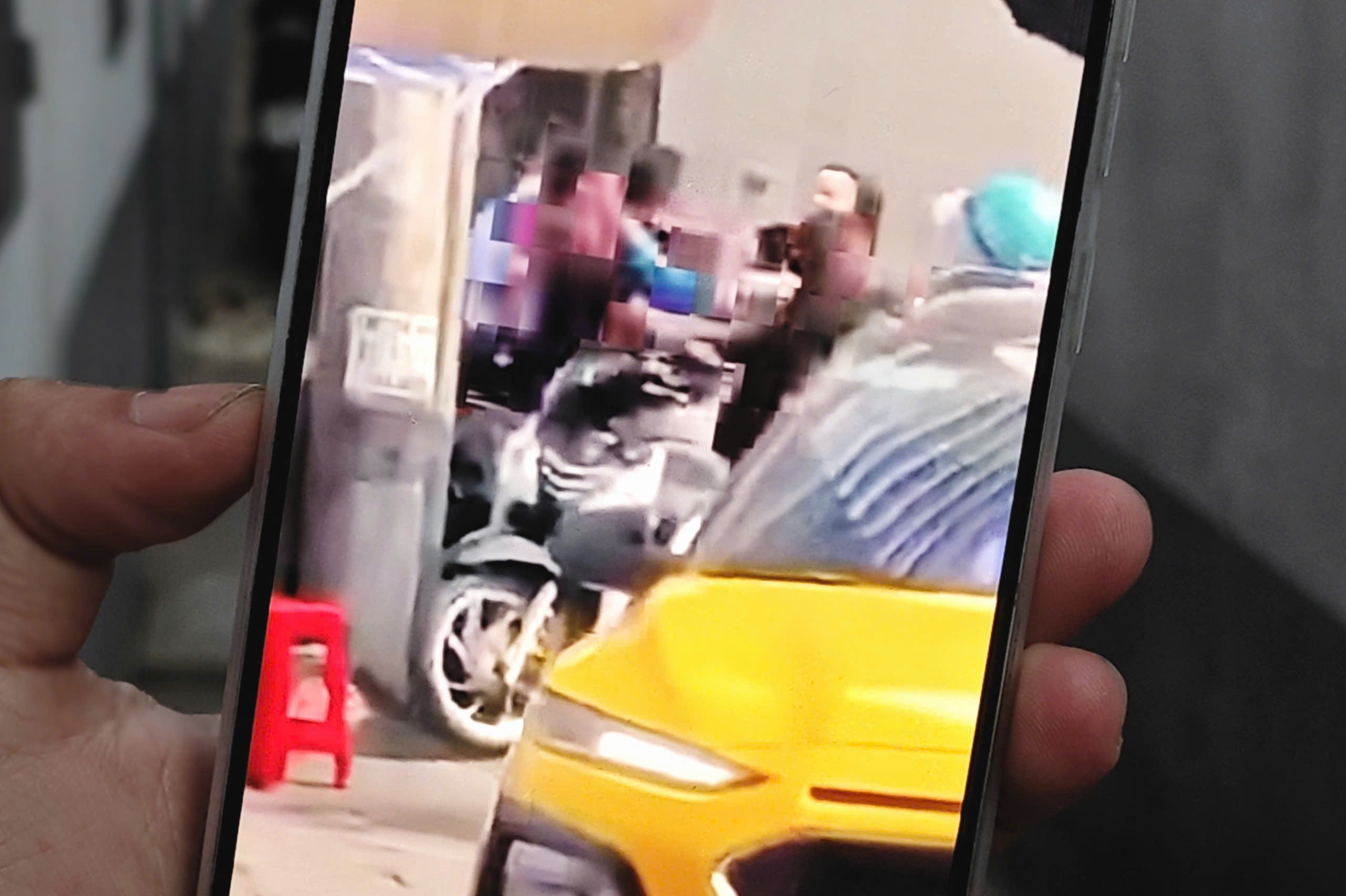 Nhóm người xô xát trên vỉa hè gây náo loạn khu vực ở TPHCM