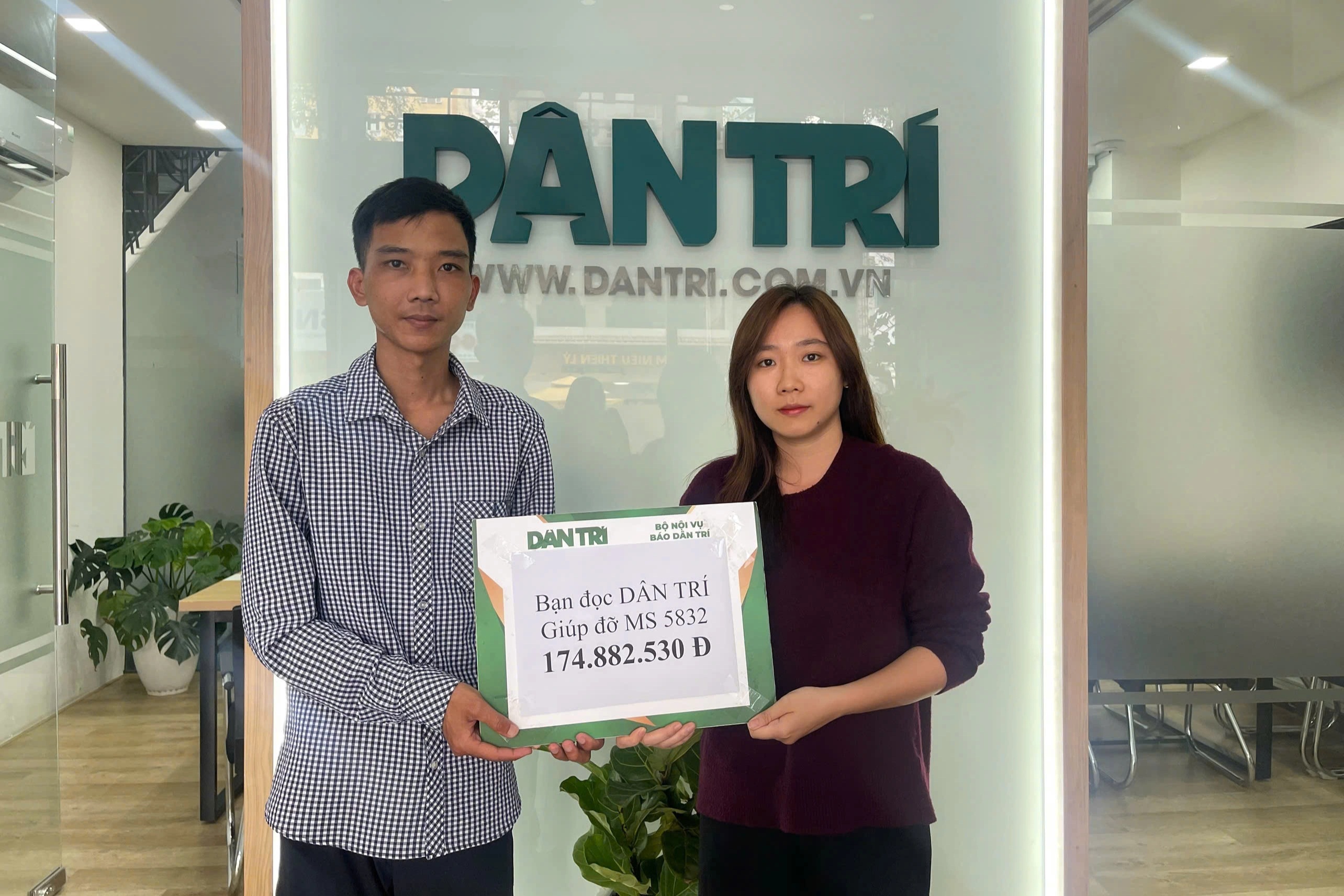 Chàng trai mắc bệnh hiếm được bạn đọc hỗ trợ gần 900 triệu đồng