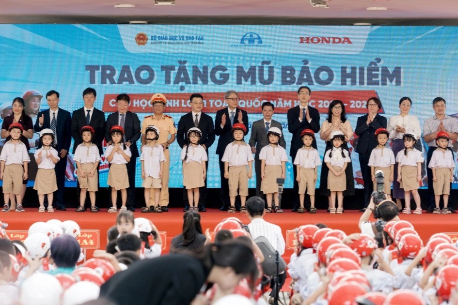 Trao mũ - Gieo thói quen: HVN góp phần nâng cao tỷ lệ đội mũ bảo hiểm ở trẻ